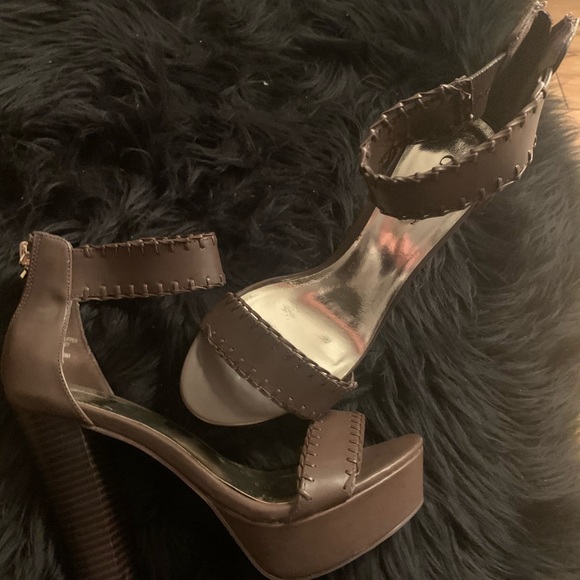 ❤️SOLD❤️Guess heels - Picture 2 of 3